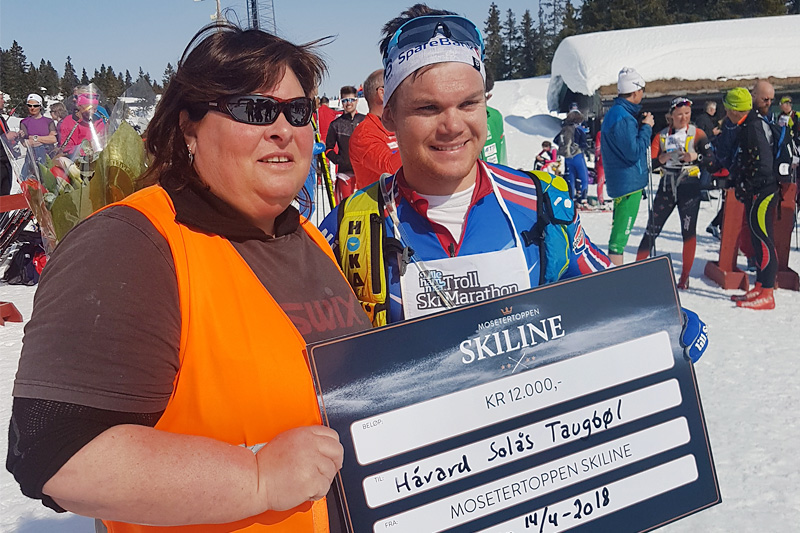 Håvard Solås Taugbøl med premiepengene gitt av Mosetertoppen Skiline for sin seier i Lillehammer Troll Ski Marathon, utdeler er rennleder Turi Elise Kaus. Arrangørfoto. Håvard Solås Taugbøl med premiepengene gitt av Mosetertoppen Skiline for sin seier i Lillehammer Troll Ski Marathon, utdeler er rennleder Turi Elise Kaus. Arrangørfoto.