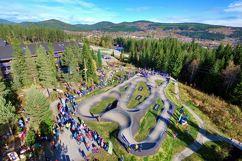Familiedagen i Gullia er et veldig populært arrangement under Trysil Bike Festival. Her blir det både pumptrack-konkurranse, Lucky Ducky-ritt. grilling, sykkelshow og premiedryss. Foto: Are Tallaksrud/Response Nordic AS. Familiedagen i Gullia er et veldig populært arrangement under Trysil Bike Festival. Her blir det både pumptrack-konkurranse, Lucky Ducky-ritt. grilling, sykkelshow og premiedryss. Foto: Are Tallaksrud/Response Nordic AS.