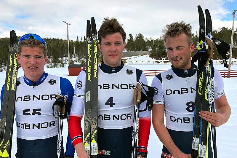 Seierspallen for herrer i Grovamila 2018. Fra venstre: Kristoffer Berseth (3.-plass), Ole Jørgen Bruvoll (1) og Even Northug (2). Foto: Hallgeir Martin Lundemo Seierspallen for herrer i Grovamila 2018. Fra venstre: Kristoffer Berseth (3.-plass), Ole Jørgen Bruvoll (1) og Even Northug (2). Foto: Hallgeir Martin Lundemo