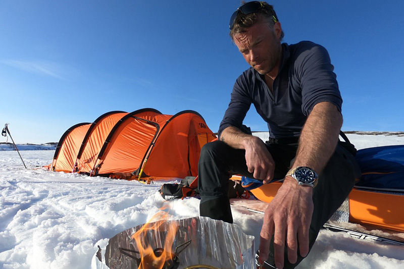 Nydelig vær da bildet ble tatt, men kaldt, trått og skavler har vært melodien så langt for Anders og Jørgen Aukland med følge. Nå venter snø, vind og dårlig sikt. Foto: Privat. Nydelig vær da bildet ble tatt, men kaldt, trått og skavler har vært melodien så langt for Anders og Jørgen Aukland med følge. Nå venter snø, vind og dårlig sikt. Foto: Privat.