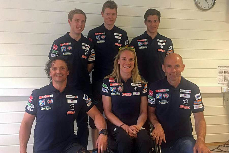 Nederst fra venstre: Trygve Toskedal Larsen, Birgit Skarstein og trener Bjørn Kristiansen. Bakerst fra venstre: Eirik Bye, Håkon Olsrud og Arvid Nelson. Foto: Norges Skiforbund. Nederst fra venstre: Trygve Toskedal Larsen, Birgit Skarstein og trener Bjørn Kristiansen. Bakerst fra venstre: Eirik Bye, Håkon Olsrud og Arvid Nelson. Foto: Norges Skiforbund.