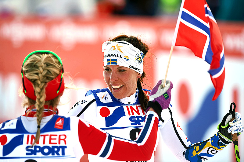Gullvinner Therese Johaug tar imot bronsevinner Charlotte Kalla på den 30 km lange fellesstarten med skibytte under VM i Falun 2015. Foto: NordicFocus. Gullvinner Therese Johaug tar imot bronsevinner Charlotte Kalla på den 30 km lange fellesstarten med skibytte under VM i Falun 2015. Foto: NordicFocus.