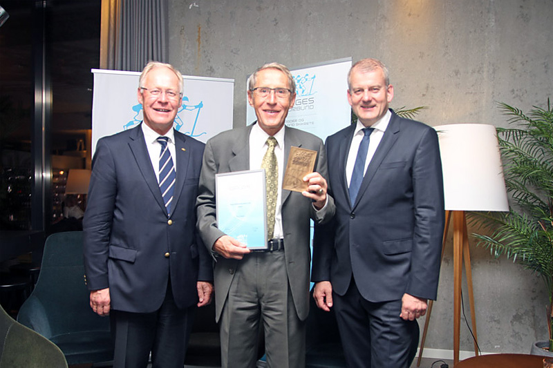 Per Nymoen mottar NSFs plakett på Skitinget 2018. Her er han flankert av Sverre K. Seeberg og Erik Røste. Foto: Norges Skiforbund. Per Nymoen mottar NSFs plakett på Skitinget 2018. Her er han flankert av Sverre K. Seeberg og Erik Røste. Foto: Norges Skiforbund.