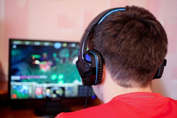 Gutt som spiller dataspill