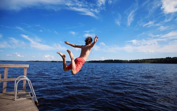 Barn som stuper i vannet