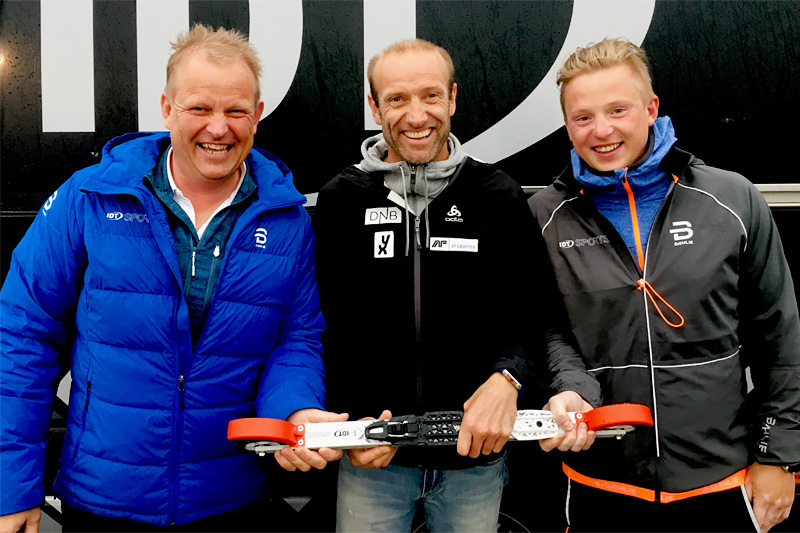 Odd-Bjørn Hjelmeset fra Norges Skiskytterforbund er her flankert av IDT-mennene Svein og Morten Iversbakken. Foto: Privat. Odd-Bjørn Hjelmeset fra Norges Skiskytterforbund er her flankert av IDT-mennene Svein og Morten Iversbakken. Foto: Privat.