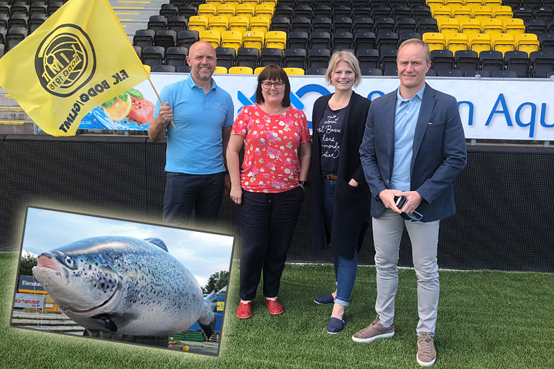 Mona Mosti fra Kobberløpet er her på Bodø/Glimts hjemmebane sammen med samarbeidspartnere rundt Laksekampen, Mosti er nummer to fra venstre. Foto: Bodø/Glimt / Salten Aqua. Fotomontasje: Langrenn.com. Mona Mosti fra Kobberløpet er her på Bodø/Glimts hjemmebane sammen med samarbeidspartnere rundt Laksekampen, Mosti er nummer to fra venstre. Foto: Bodø/Glimt / Salten Aqua. Fotomontasje: Langrenn.com.