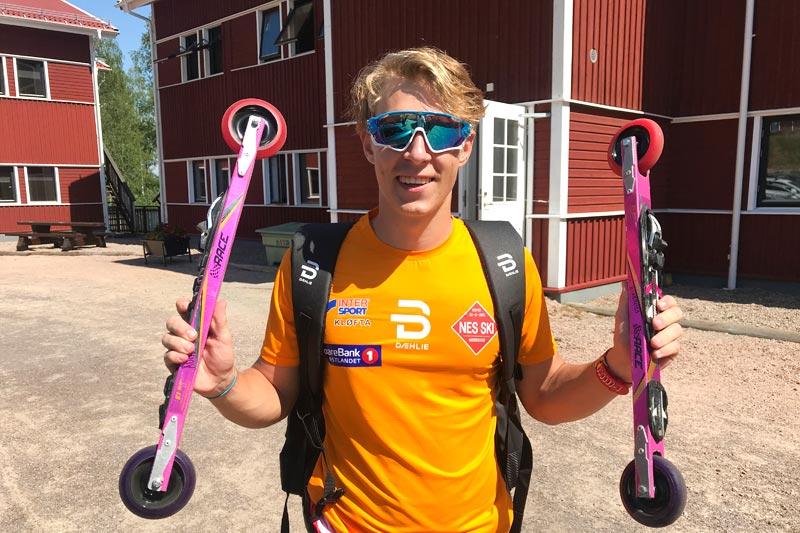 Ådne Gigernes etter sin 2. plass i juniorklassen på fellesstarten under Torsbyrullen, som også inngikk i verdenscup rulleski 2018. Foto: Privat. Ådne Gigernes etter sin 2. plass i juniorklassen på fellesstarten under Torsbyrullen, som også inngikk i verdenscup rulleski 2018. Foto: Privat.