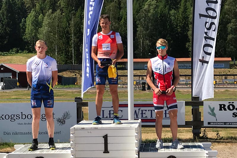 Ådne Gigernes til høyre i bildet som viser at han ble nummer 3 totalt i Menn Junior i Torsbyrullen med innlagt verdenscup på rulleski. Foto: Privat. Ådne Gigernes til høyre i bildet som viser at han ble nummer 3 totalt i Menn Junior i Torsbyrullen med innlagt verdenscup på rulleski. Foto: Privat.