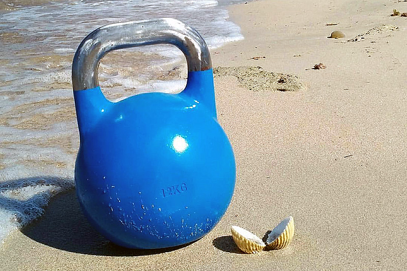 Ta med deg et sett kettlebells ut i sola for god og variert styrketrening. Foto: Creative Commons/Pixabay.com. Ta med deg et sett kettlebells ut i sola for god og variert styrketrening. Foto: Creative Commons/Pixabay.com.