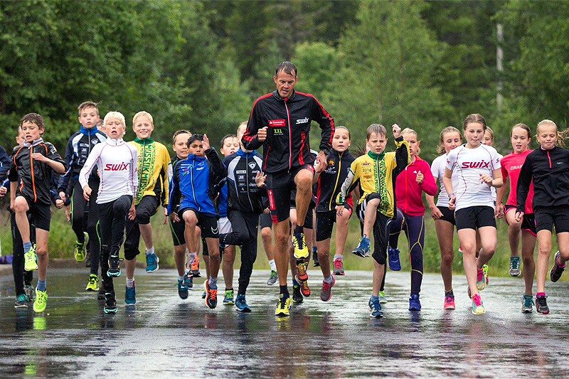 Jørgen Aukland instruerer elevene i en tidligere utgave av Trysil Sommerskiskole. Foto: Trysil Sommerskiskole. Jørgen Aukland instruerer elevene i en tidligere utgave av Trysil Sommerskiskole. Foto: Trysil Sommerskiskole.