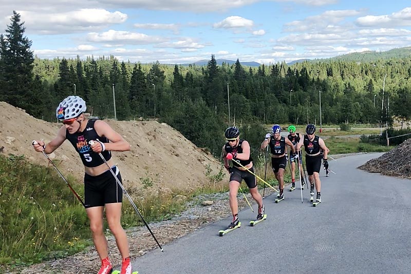 Rulleskirennet OBH Catlike Super Sprint blir her gjennomført i Odd-Bjørn Hjelmeset Bama Sommerskiskole 2018. Arrangørfoto. Rulleskirennet OBH Catlike Super Sprint blir her gjennomført i Odd-Bjørn Hjelmeset Bama Sommerskiskole 2018. Arrangørfoto.
