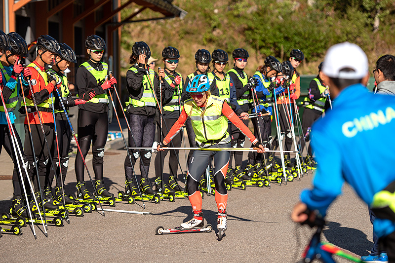 Anita Moen instruerer kinesiske OL-aspiranter i Trysil tidligere i høst. Foto: Fredrik Otterstad/Trysil. Anita Moen instruerer kinesiske OL-aspiranter i Trysil tidligere i høst. Foto: Fredrik Otterstad/Trysil.
