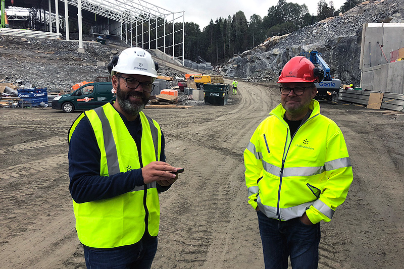 Langrenns- og teknologiansvarlig i selskapet SNØ, Morten Dybdahl (t.h.), sammen med byggherreombud Tom Nygård. Foto: Sigmund Hov Moen. Langrenns- og teknologiansvarlig i selskapet SNØ, Morten Dybdahl (t.h.), sammen med byggherreombud Tom Nygård. Foto: Sigmund Hov Moen.