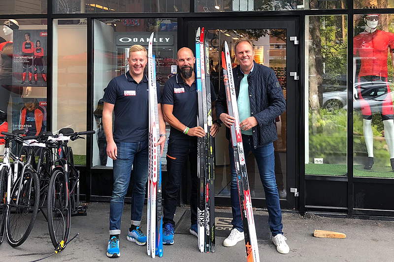 Magnus Christensen og Eirik Bentzen fra Milslukern ønsker sammen med Julis Solheim fra Norgesexpo, velkommen til Milslukern Skimesse 2018. Foto: Milslukern. Magnus Christensen og Eirik Bentzen fra Milslukern ønsker sammen med Julis Solheim fra Norgesexpo, velkommen til Milslukern Skimesse 2018. Foto: Milslukern.