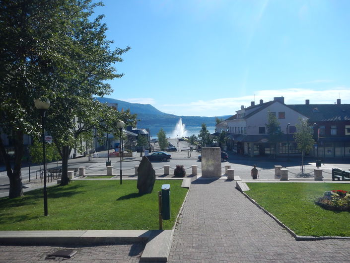 Foto: Fauske kommune Byromseminar - Fauske sentrum med fontena Byromseminar - Fauske sentrum med fontena