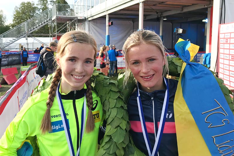 15-åringen Emma Kirkeberg Mørk (tv) etter sin klare seier i Lidingöloppets 17-årsklasse i 2018-utgaven. Her sammen med vinner av klassen for 19-åringer, juniorverdensmester i langrenn, Frida Karlsson. Foto: Privat. 15-åringen Emma Kirkeberg Mørk (tv) etter sin klare seier i Lidingöloppets 17-årsklasse i 2018-utgaven. Her sammen med vinner av klassen for 19-åringer, juniorverdensmester i langrenn, Frida Karlsson. Foto: Privat.