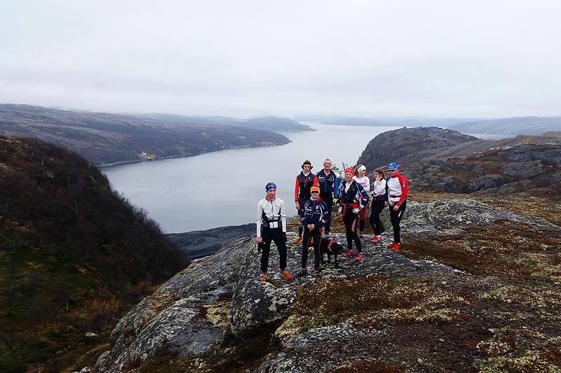 Skiløpere fra Kirkenes og Omegn Skiklubb ved Toppenfjellet, med utsikt mot innseilingen til Kirkenes. Foto: Fred Inge Eilertsen. Skiløpere fra Kirkenes og Omegn Skiklubb ved Toppenfjellet, med utsikt mot innseilingen til Kirkenes. Foto: Fred Inge Eilertsen.