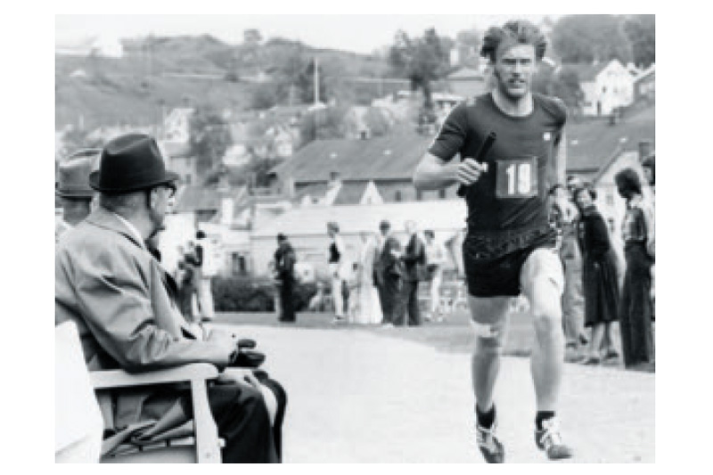 Fra boka Oddvar Brå - Et skiløperliv, av Thor Gotaas: Olavstafetten fra Trondheim i 1974. Oddvar på langetappen for Leiks lag, med ferske vevsprøver tatt i begge lår. Fra boka Oddvar Brå - Et skiløperliv, av Thor Gotaas: Olavstafetten fra Trondheim i 1974. Oddvar på langetappen for Leiks lag, med ferske vevsprøver tatt i begge lår.