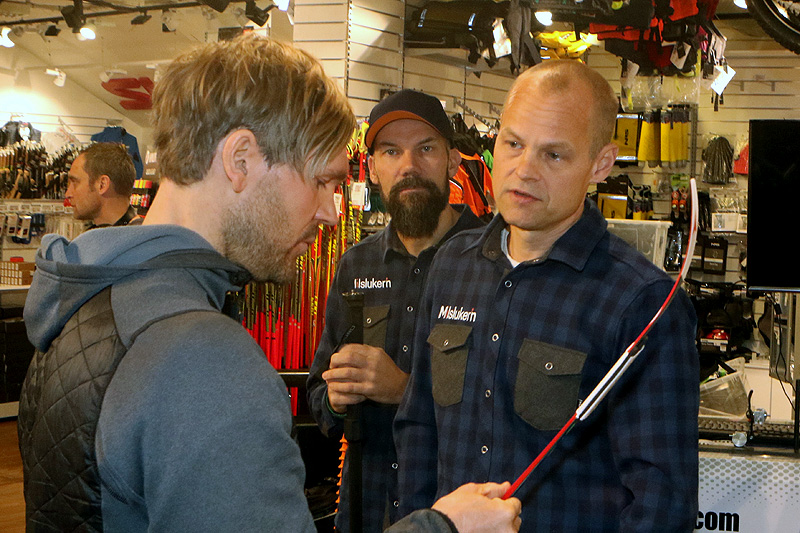 Daglig leder Eirik Bentzen (til høyre) og testsjef Aslak Berglund hos Milsluker’n, sammen med Øystein Pettersen. Foto: Erik Borg. Daglig leder Eirik Bentzen (til høyre) og testsjef Aslak Berglund hos Milsluker’n, sammen med Øystein Pettersen. Foto: Erik Borg.