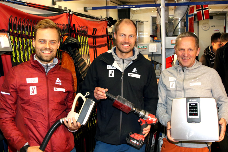 Landslagssmørerne Tobias Dahl Fenre (fra venstre), Tor Olav Håkenrud og Tron Skarstad er klar for timer og atter timer med å lage god glid igjennom vinteren. Foto: Erik Borg. Landslagssmørerne Tobias Dahl Fenre (fra venstre), Tor Olav Håkenrud og Tron Skarstad er klar for timer og atter timer med å lage god glid igjennom vinteren. Foto: Erik Borg.