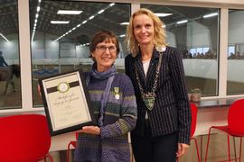 Turid Helfjord mottar medalje.