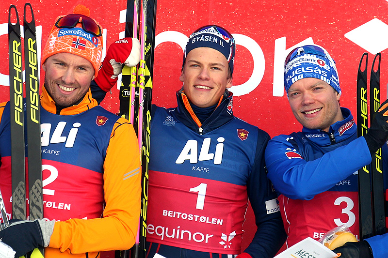 Herrenes seierspall etter sprint under sesongåpningen på Beitostølen 2018. Fra venstre: Emil Iversen (2.-plass), Johannes Høsflot Klæbo (1) og Eirik Brandsdal (3). Foto: Erik Borg. Herrenes seierspall etter sprint under sesongåpningen på Beitostølen 2018. Fra venstre: Emil Iversen (2.-plass), Johannes Høsflot Klæbo (1) og Eirik Brandsdal (3). Foto: Erik Borg.