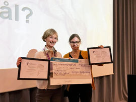 Siv Hanche Olsen (t.v.) og Karin Hultin Jäderlund har mottatt prisen for "Årets Hästforskningsprojekt 2018."