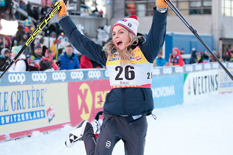 Therese Johaug tilbake øverst på seierspallen under verdenscupen i Ruka 2018. Foto: Modica/NordicFocus. Therese Johaug tilbake øverst på seierspallen under verdenscupen i Ruka 2018. Foto: Modica/NordicFocus.