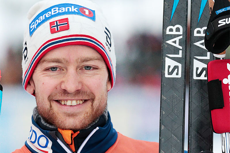 Sjur Røthe smiler etter sin verdenscupseier på Lillehammer 2018, distansen var 15 km fri. Foto: Modica/NordiFocus. Sjur Røthe smiler etter sin verdenscupseier på Lillehammer 2018, distansen var 15 km fri. Foto: Modica/NordiFocus.