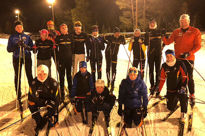 Siste finpuss for ungdomsgruppa i Hovden Sportsklubb i forkant av Hovdenrennet 2018, nøye ledsaget av Micke Pålsson og Roar Hjelmeset. Foto: Hovden SK. Siste finpuss for ungdomsgruppa i Hovden Sportsklubb i forkant av Hovdenrennet 2018, nøye ledsaget av Micke Pålsson og Roar Hjelmeset. Foto: Hovden SK.