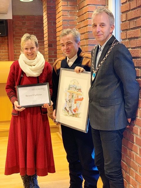 Bildet viser vertskapet Kari Anne og Tom Sukkestad samt ordfører Hans Høistad.