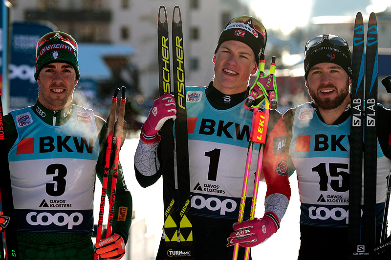 Seierspallen etter herrenes sprint i Davos 2018. Fra venstre: Federico Pellegrino (2.-plass), Johannes Høsflot Klæbo (1) og Baptiste Gros (3). Foto: Modica/NordicFocus. Seierspallen etter herrenes sprint i Davos 2018. Fra venstre: Federico Pellegrino (2.-plass), Johannes Høsflot Klæbo (1) og Baptiste Gros (3). Foto: Modica/NordicFocus.