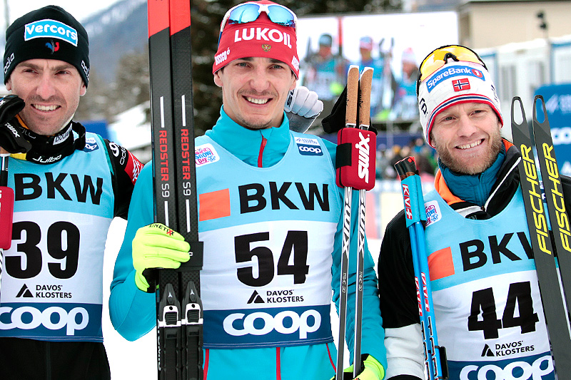 Seierspallen etter herrenes 15 km fri under verdenscupen i Davos 2018. Fra venstre: Maurice Manificat (2.-plass), Evgeniy Belov (1) og Martin Johnsrud Sundby (3). Foto: Modica/NordicFocus. Seierspallen etter herrenes 15 km fri under verdenscupen i Davos 2018. Fra venstre: Maurice Manificat (2.-plass), Evgeniy Belov (1) og Martin Johnsrud Sundby (3). Foto: Modica/NordicFocus.