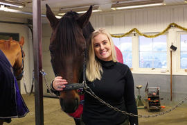 Lotte Nilsen sammen med en nyskodd Frisco i smia til Norsk Hestesenter. Lotte Nilsen sammen med en nyskodd Frisco i smia til Norsk Hestesenter.