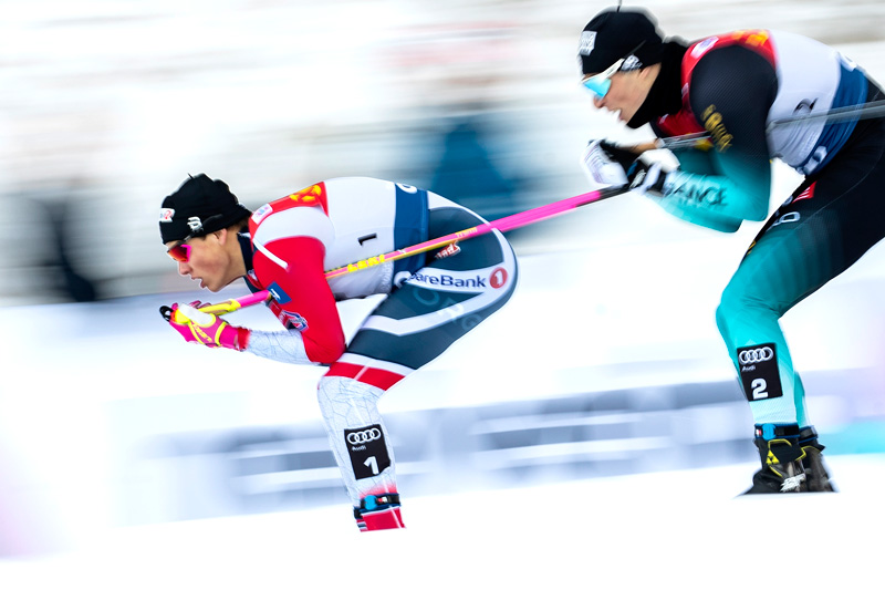 Johannes Høsflot Klæbo suser mot seier på skøytesprinten i Toblach, første etappe av Tour de Ski 2018-2019. Bak følger Lucas Chanavat som endre på tredjeplass. Foto: Modica/NordicFocus. Johannes Høsflot Klæbo suser mot seier på skøytesprinten i Toblach, første etappe av Tour de Ski 2018-2019. Bak følger Lucas Chanavat som endre på tredjeplass. Foto: Modica/NordicFocus.