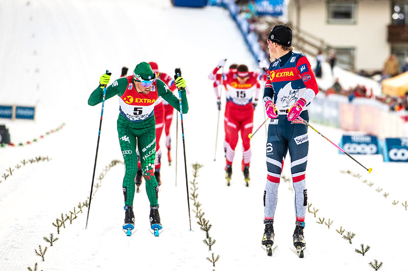 Hvor ble det av dere, ser det ut til at Johannes Høsflot Klæbo tenker etter å ha avgjort 6. etappe, den 15 km lange fellesstarten i Val di Fiemme, under Tour de Ski 2019. Foto: Modica/NordicFocus. Hvor ble det av dere, ser det ut til at Johannes Høsflot Klæbo tenker etter å ha avgjort 6. etappe, den 15 km lange fellesstarten i Val di Fiemme, under Tour de Ski 2019. Foto: Modica/NordicFocus.