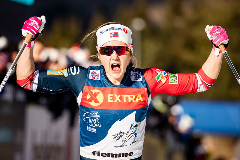 Ingvild Flugstad Østberg jubler over å ha vunnet Tour de Ski 2018/2019 på suverent vis. Foto: Modica/NordicFocus. Ingvild Flugstad Østberg jubler over å ha vunnet Tour de Ski 2018/2019 på suverent vis. Foto: Modica/NordicFocus.