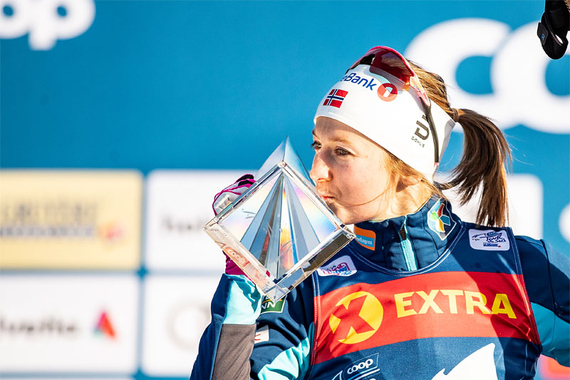 Ingvild Flugstad Østberg med troféet som viser at hun var best av alle i Tour de Ski 2018/2019. Foto: Modica/NordicFocus. Ingvild Flugstad Østberg med troféet som viser at hun var best av alle i Tour de Ski 2018/2019. Foto: Modica/NordicFocus.