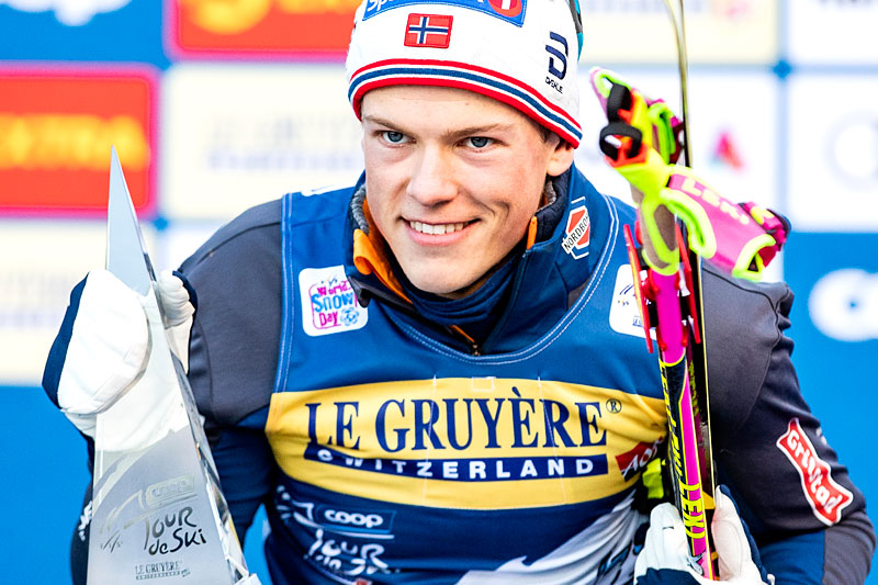 Johannes Høsflot Klæbo maktet å holde ryggen fri helt inn til mål og avgjorde Tour de Ski 2018/2019 til sin fordel. Foto: Modica/NordicFocus. Johannes Høsflot Klæbo maktet å holde ryggen fri helt inn til mål og avgjorde Tour de Ski 2018/2019 til sin fordel. Foto: Modica/NordicFocus.