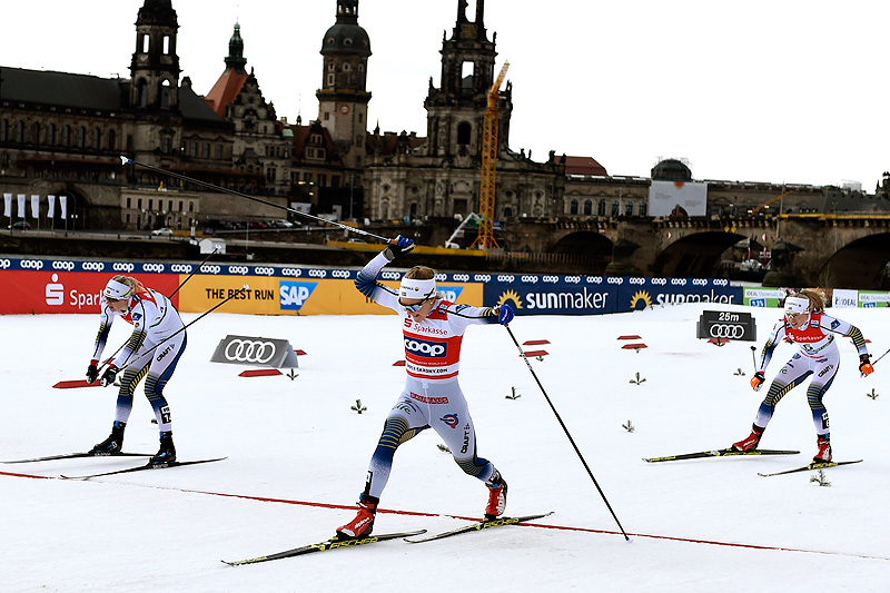 Stina Nilsson spurter inn til seier på verdenscupsprinten i Dresden 2019. Maja Dahlqvist tar andreplassen, mens Jonna Sundling blir nummer tre. Foto: Thibaut/NordicFocus. Stina Nilsson spurter inn til seier på verdenscupsprinten i Dresden 2019. Maja Dahlqvist tar andreplassen, mens Jonna Sundling blir nummer tre. Foto: Thibaut/NordicFocus.