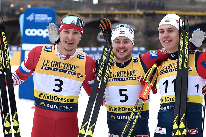Seierspallen på herrenes verdenscupsprint i Dresden 2019. Fra venstre: Gleb Retivykh (2.-plass), Sindre Bjørnestad Skar (1) og Erik Valnes (3). Foto: Thibaut/NordicFocus. Seierspallen på herrenes verdenscupsprint i Dresden 2019. Fra venstre: Gleb Retivykh (2.-plass), Sindre Bjørnestad Skar (1) og Erik Valnes (3). Foto: Thibaut/NordicFocus.