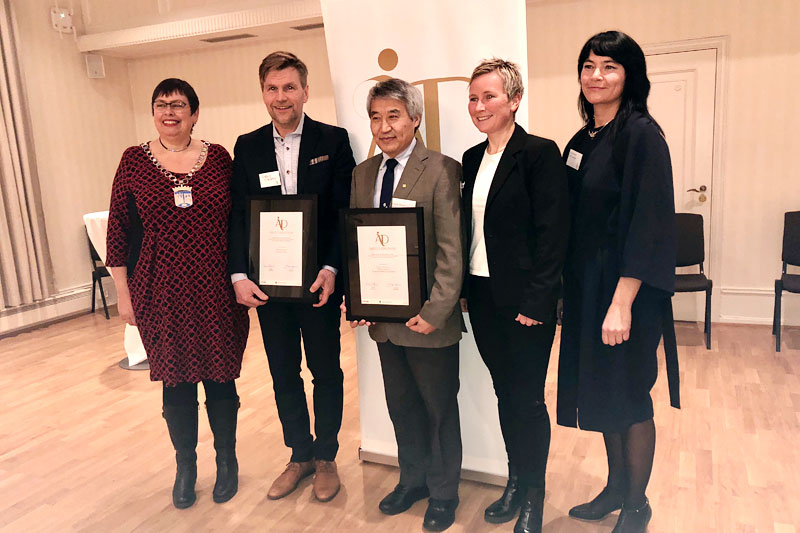 Prisutdelingen Årets døråpner Trondheim 2019, Toppidrettsveka vant. FV: Ordfører Rita Ottervik, Harald Fladseth Toppidrettsveka, Charlie Chunlin Li NTNU, May Renate Settemsdal Toppidrettsveka og Tanja Holmen Visit Trondheim. Foto: Toppidrettsveka. Prisutdelingen Årets døråpner Trondheim 2019, Toppidrettsveka vant. FV: Ordfører Rita Ottervik, Harald Fladseth Toppidrettsveka, Charlie Chunlin Li NTNU, May Renate Settemsdal Toppidrettsveka og Tanja Holmen Visit Trondheim. Foto: Toppidrettsveka.