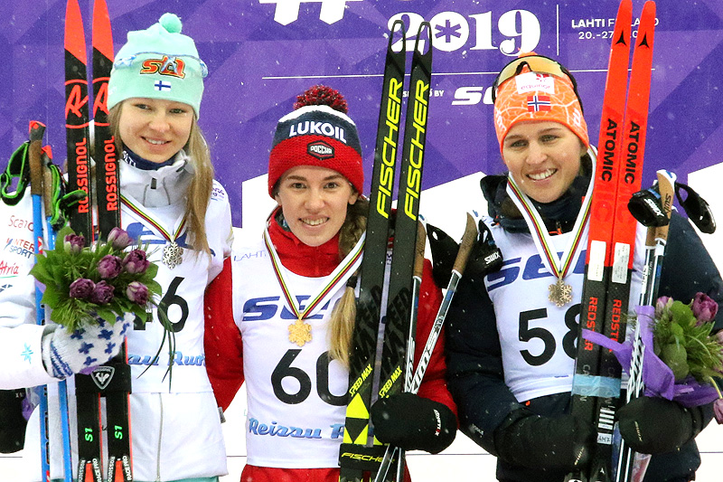 Seierspallen etter damenes 10 km fri under U23-VM i Lahti 2019. Fra venstre: Eveliina Piippo (2.-plass), Mariya Istomina (1) og Tiril Udnes Weng (3). Foto: Erik Borg. Seierspallen etter damenes 10 km fri under U23-VM i Lahti 2019. Fra venstre: Eveliina Piippo (2.-plass), Mariya Istomina (1) og Tiril Udnes Weng (3). Foto: Erik Borg.