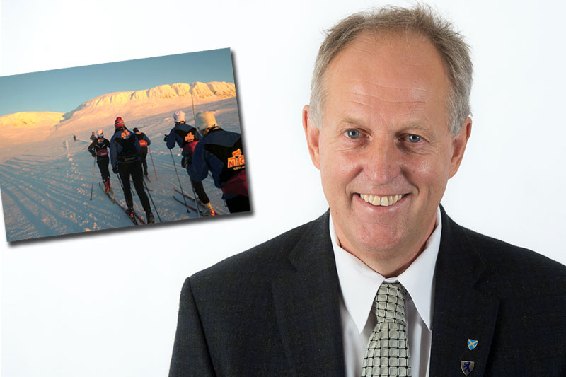 Olav Skinnes er leder av Fylkets trafikksikkerhetsutvalg i regi av Buskerud fylkeskommune. Innfelt bilde viser elever ved NTG Geilo på treningstur i fjellet. Foto: Geir Endre Rogn. Olav Skinnes er leder av Fylkets trafikksikkerhetsutvalg i regi av Buskerud fylkeskommune. Innfelt bilde viser elever ved NTG Geilo på treningstur i fjellet. Foto: Geir Endre Rogn.