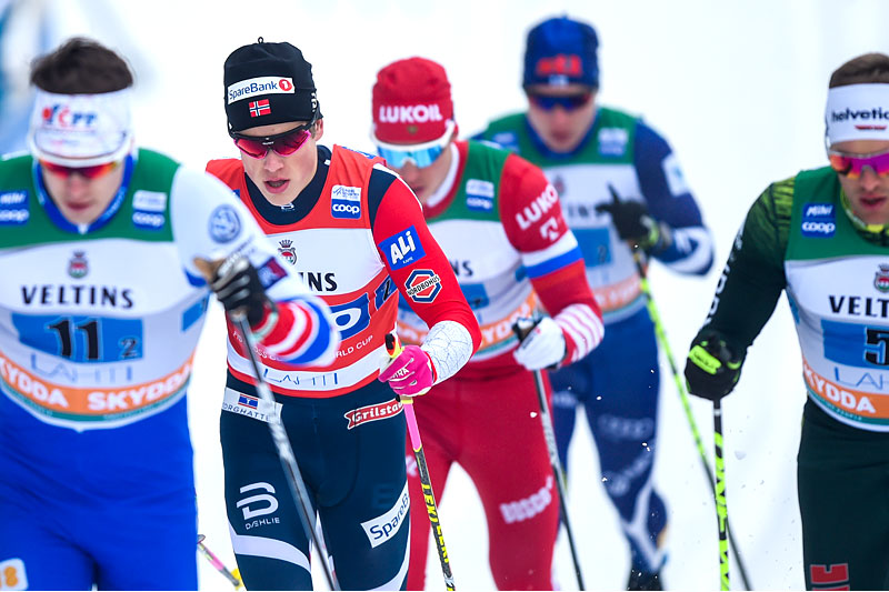 Johannes Høsflot Klæbo er en mann som virker å ha særdeles god kontroll på sitt spenningsnivå. Her er han nummer to fra venstre i forbindelse med verdenscupens lagsprint i Lahti 2019. Foto: Thibaut/NordicFocus. Johannes Høsflot Klæbo er en mann som virker å ha særdeles god kontroll på sitt spenningsnivå. Her er han nummer to fra venstre i forbindelse med verdenscupens lagsprint i Lahti 2019. Foto: Thibaut/NordicFocus.