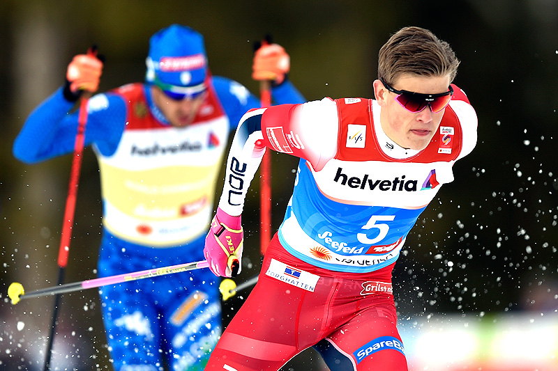 Johannes Høsflot Klæbo på vei mot gull på VM-sprinten i Seefeld 2019. Bak følger sølvvinner Federico Pellegrino. Foto: Modica/NordicFocus. Johannes Høsflot Klæbo på vei mot gull på VM-sprinten i Seefeld 2019. Bak følger sølvvinner Federico Pellegrino. Foto: Modica/NordicFocus.