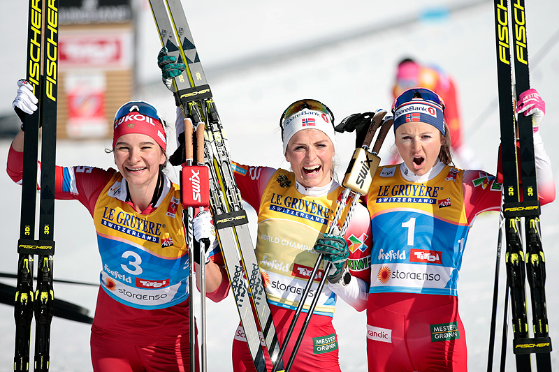 Seierspallen på damenes skiathlon under VM i Seefeld 2019. Fra venstre: Natalia Nepryaeva (3.-plass), Therese Johaug (1) og Ingvild Flugstad Østberg (2). Foto: Modica/NordicFocus. Seierspallen på damenes skiathlon under VM i Seefeld 2019. Fra venstre: Natalia Nepryaeva (3.-plass), Therese Johaug (1) og Ingvild Flugstad Østberg (2). Foto: Modica/NordicFocus.
