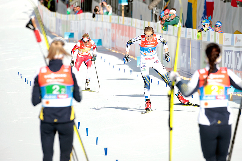 Sveriges ankerkvinne Stina Nilsson spurtslår Therese Johaug i damestafetten under VM i Seefeld 2019. Foto: Modica/NordicFocus. Sveriges ankerkvinne Stina Nilsson spurtslår Therese Johaug i damestafetten under VM i Seefeld 2019. Foto: Modica/NordicFocus.