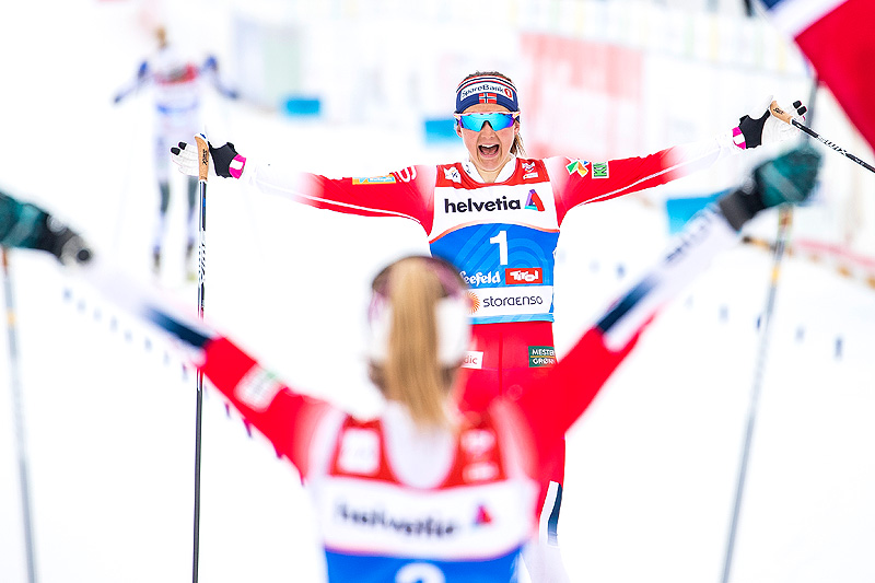 Ingvild Flugstad Østberg inn til sølv på damenes 30 km under VM i Seefeld 2019. Hun tas imot av gullvinner Therese Johaug. Foto: Modica/NordicFocus. Ingvild Flugstad Østberg inn til sølv på damenes 30 km under VM i Seefeld 2019. Hun tas imot av gullvinner Therese Johaug. Foto: Modica/NordicFocus.